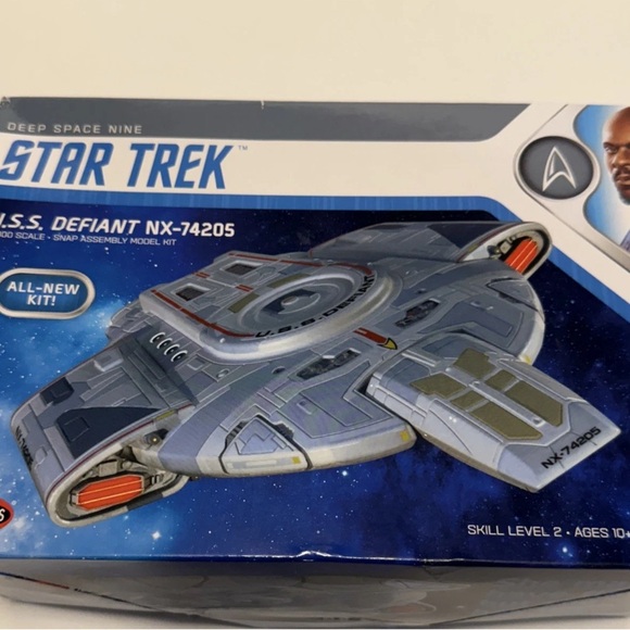 Star Trek U.S.S. Defiant NX-74205 Model Kit - Gray and Orange - Picture 1 of 8